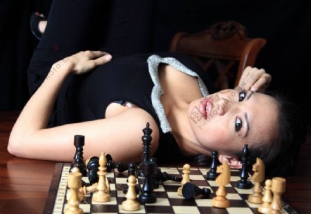 国际象棋棋盘女人图片