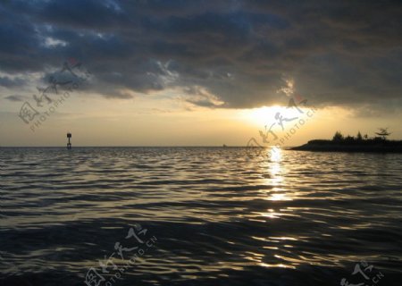 黄昏中马六甲海峡图片