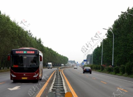 运行中的BRT公交车图片