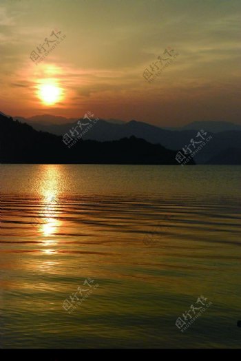 黄昏日出湖水图片