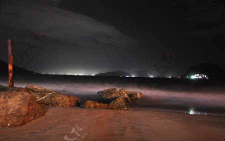 夜晚的海滩摄影图片