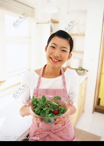 美女厨房洗菜图片