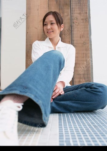 坐着的牛仔裤美女图片