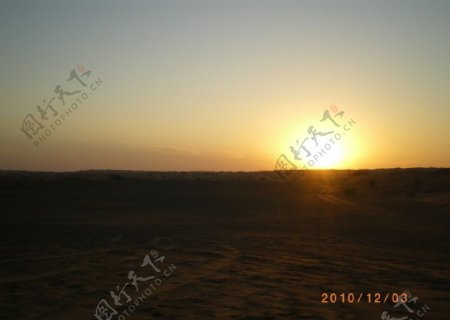 沙漠落日圆图片