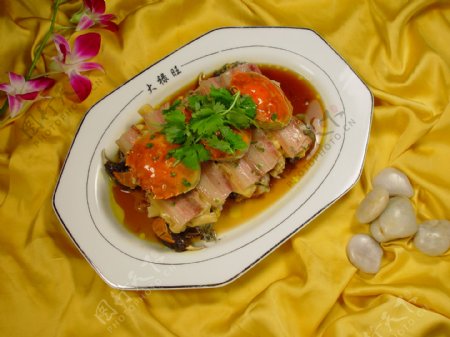 特色螃蟹蒸腊肉白菜图片