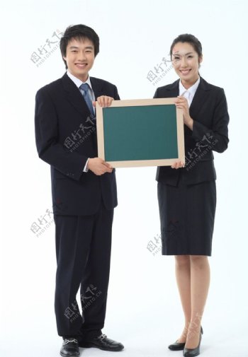 商务男女手拿小黑板图片