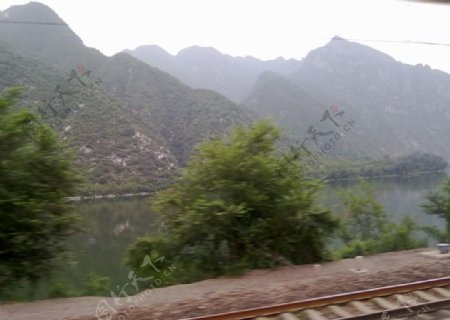 铁路边的山水画图片