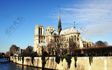 巴黎圣母院塞纳河畔图片
