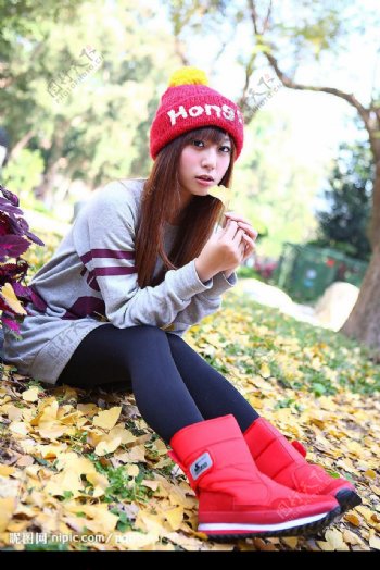 台湾美少女模特洪诗在秋天图片