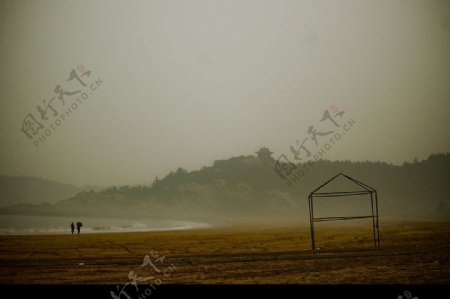 细雨浓雾的海边图片