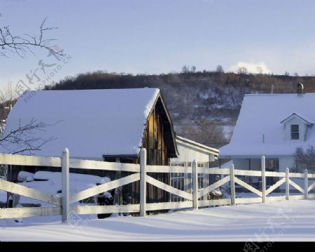 雪中的小木屋图片