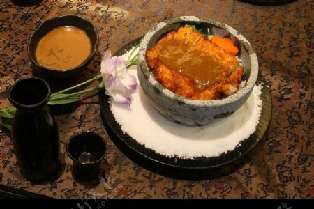 咖喱猪排石锅饭图片
