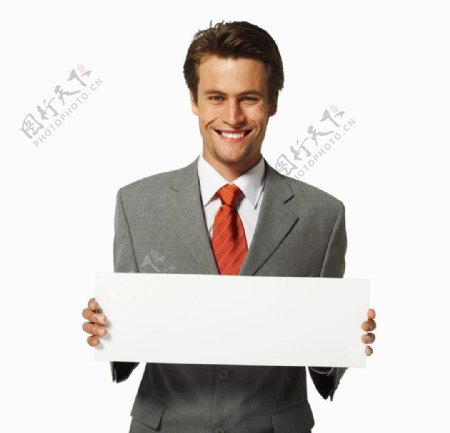 拿着空白广告牌的微笑商务人物图片