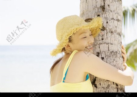 美女抱树图片