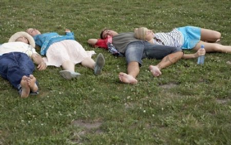 躺在草地上休息的情侣图片