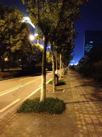 人行道夜景图片