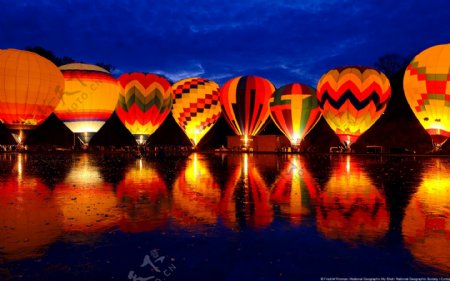 夜晚湖边的热气球图片