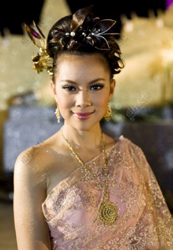 打扮华丽的泰国美女图片