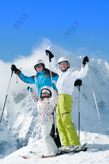 滑雪场幸福母女图片