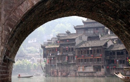 湘西凤凰古城水上一景图片
