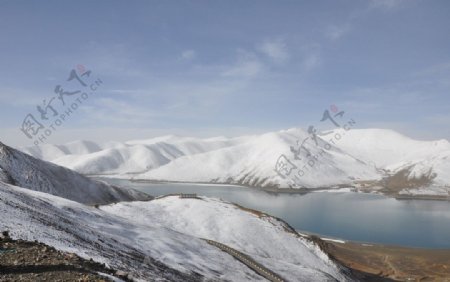 雪后羊湖图片
