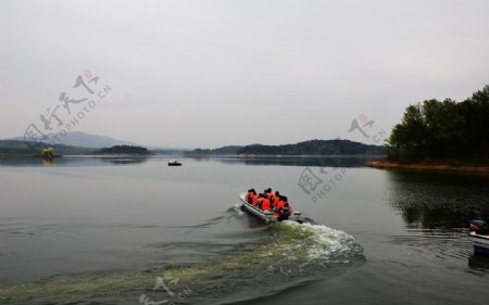 湖里的快艇图片