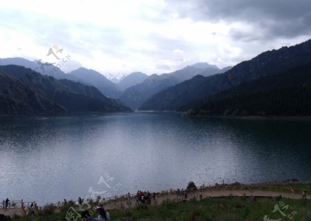 新疆天池湖水山水图片