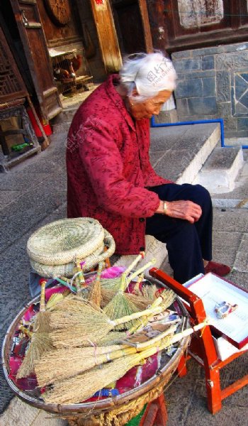 卖扫把的婆婆图片