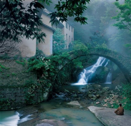 风景摄影瀑布寺庙图片