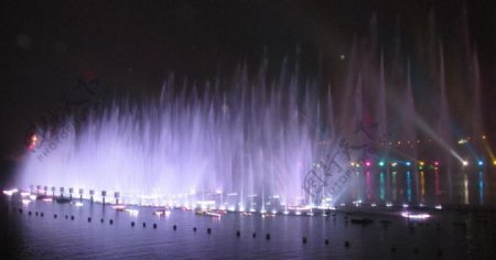 夜晚那美丽的喷泉图片