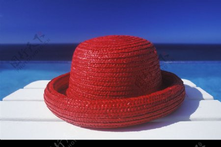 海边的红色礼帽图片