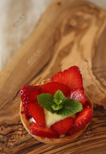 红草莓塔图片