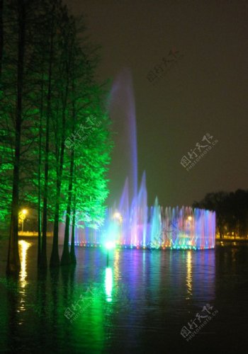 中南民族大学喷泉图片