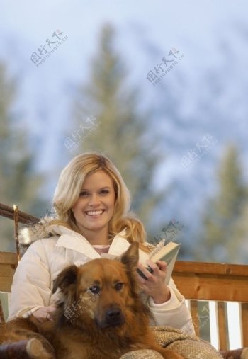 抱着狗的女人图片
