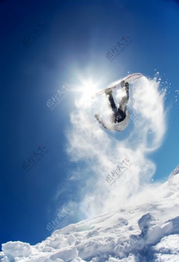 空中滑雪表演图片