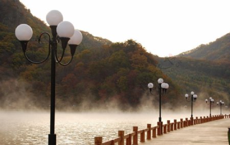 關山湖晨霧图片