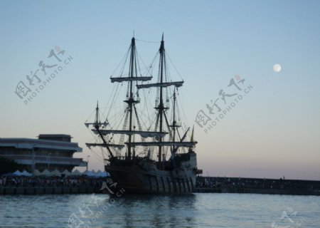 黃昏時刻的西班牙仿古帆船图片