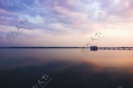 湖边的黄昏图片