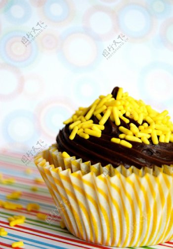 黄色sprinkles迷你蛋糕图片