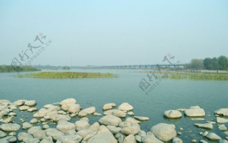 石头湖泊图片