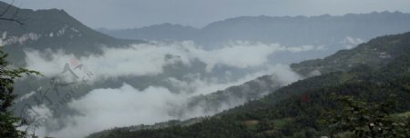 云雾缭绕娄水畔图片