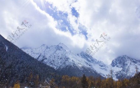 高原上的雪景图片