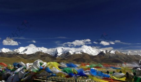 喜马拉雅山脉的经幡图片