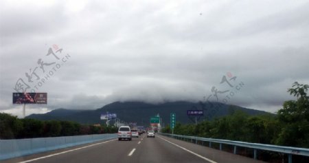 山顶云雾图片