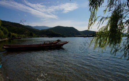 泸沽湖畔图片