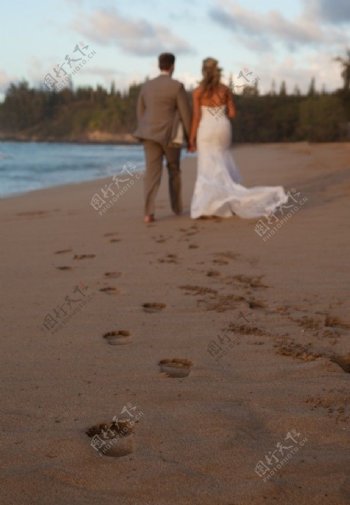 新郎新娘在沙滩上留下的脚印图片