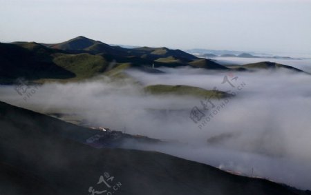 云雾群山图片