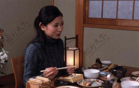 日本料理女人餐饮美食图片