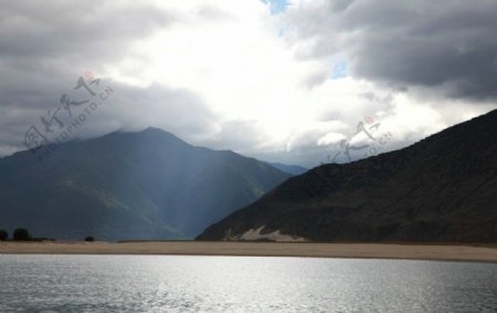 雅鲁藏布江两岸风景图片
