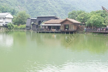 湖畔木屋图片